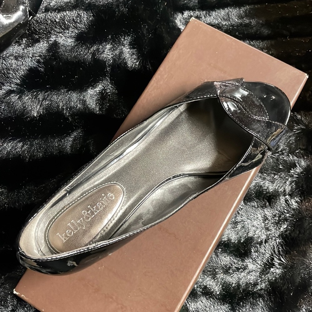 Kelly&katie size 8 black sandals slightly worn